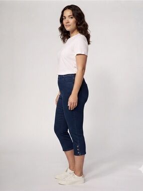 Quacker Factory Short DreamJeannes Grommet Capri Pants